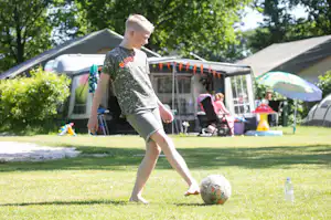 Camping 't Veld - Gäste beim Fußballspielen auf dem Campingplatz