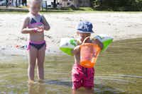 Camping 't Veld - Kinder beim Spielen am Wasser