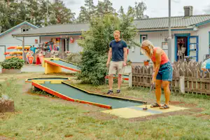 Camping Tättö Havsbad - Minigolfanlage auf dem Campingplatz