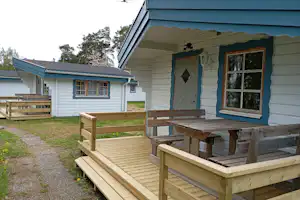 Camping Tättö Havsbad - Mobilheim mit Terrasse auf dem Campingplatz