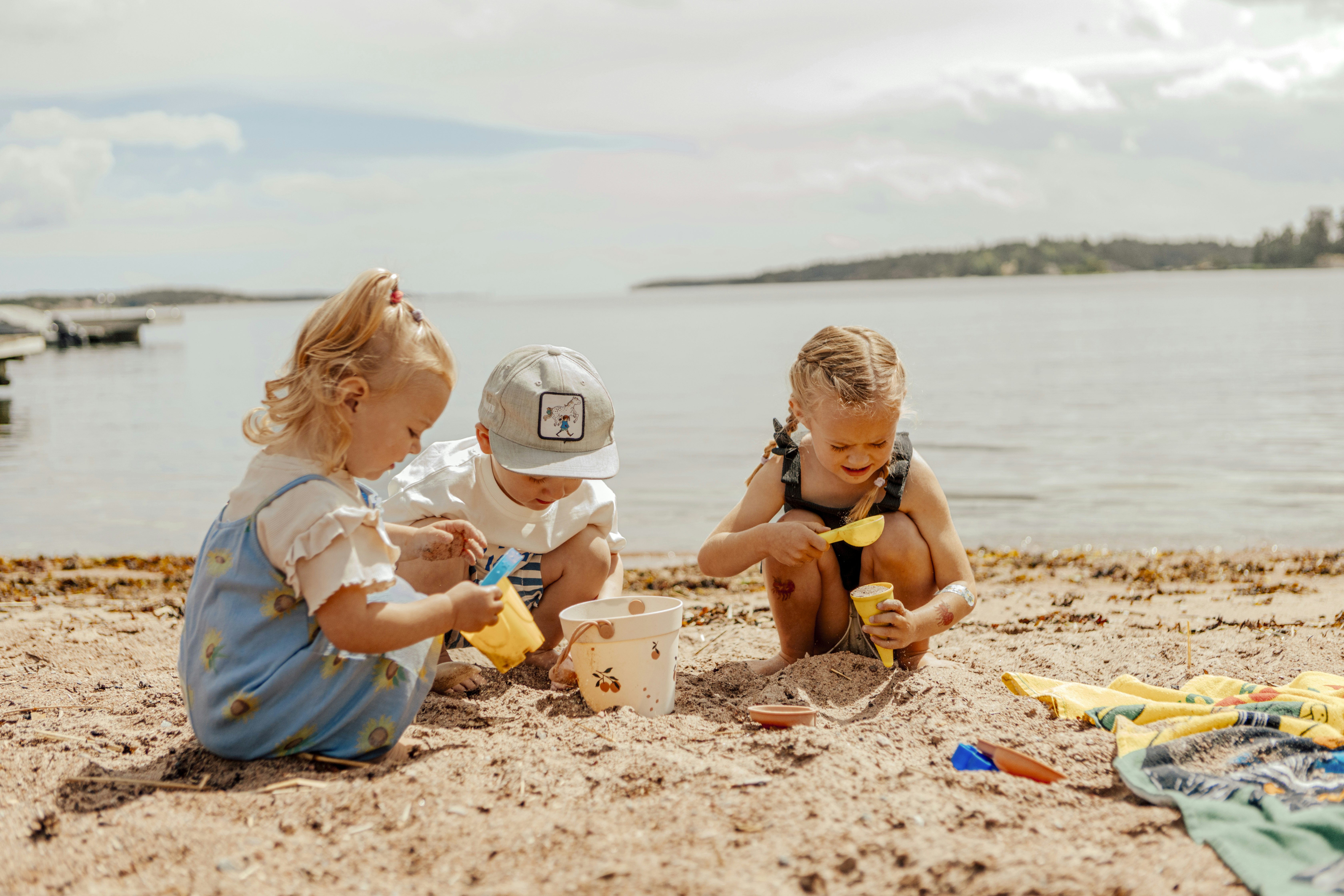 Camping Tättö Havsbad - Kinder spielen im Sand am Badestrand