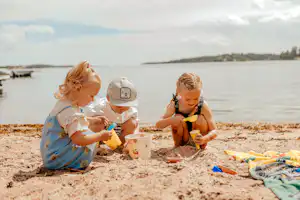 Camping Tättö Havsbad - Kinder spielen im Sand am Badestrand