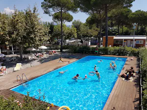 Camping Taimi - Poolbereich vom Campingplatz, Wohnwagen- und Zeltstellplatz im Hintergrund