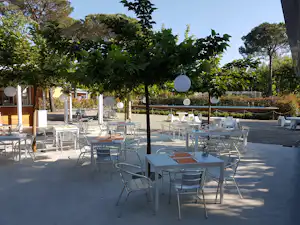 Camping Taimi - Restaurant vom Campingplatz mit Terrasse