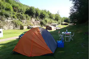 Camping Talacker - Zelt im Schatten von Bäumen auf dem Campingplatz