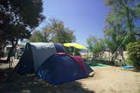 Camping Tallinucci - Wohnwagen- und Zeltstellplatz vom Campingplatz im Schatten mit Hängematte und Sitzgruppe am Strand