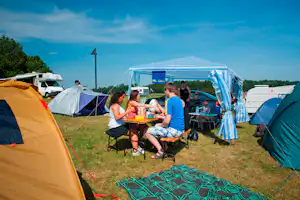 Camping Talsperre Pöhl-Gunzenberg - Camper auf dem Stellplatz vom Campingplatz im Grünen
