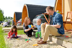 Camping Talsperre Pöhl-Gunzenberg - Camper auf der Veranda vom Mobilheim auf dem Campingplatz