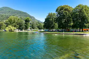 Camping Tamaro - Blick auf die Wohnwagen- und Zeltstellplatz vom Campingplatz direkt am See