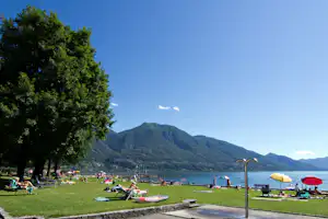 Camping Tamaro - Liegewiese mit Seeblick auf dem Campingplatz