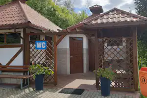 Camping Tamowa (Nr. 181) - Außenansicht des Sanitärgebäudes