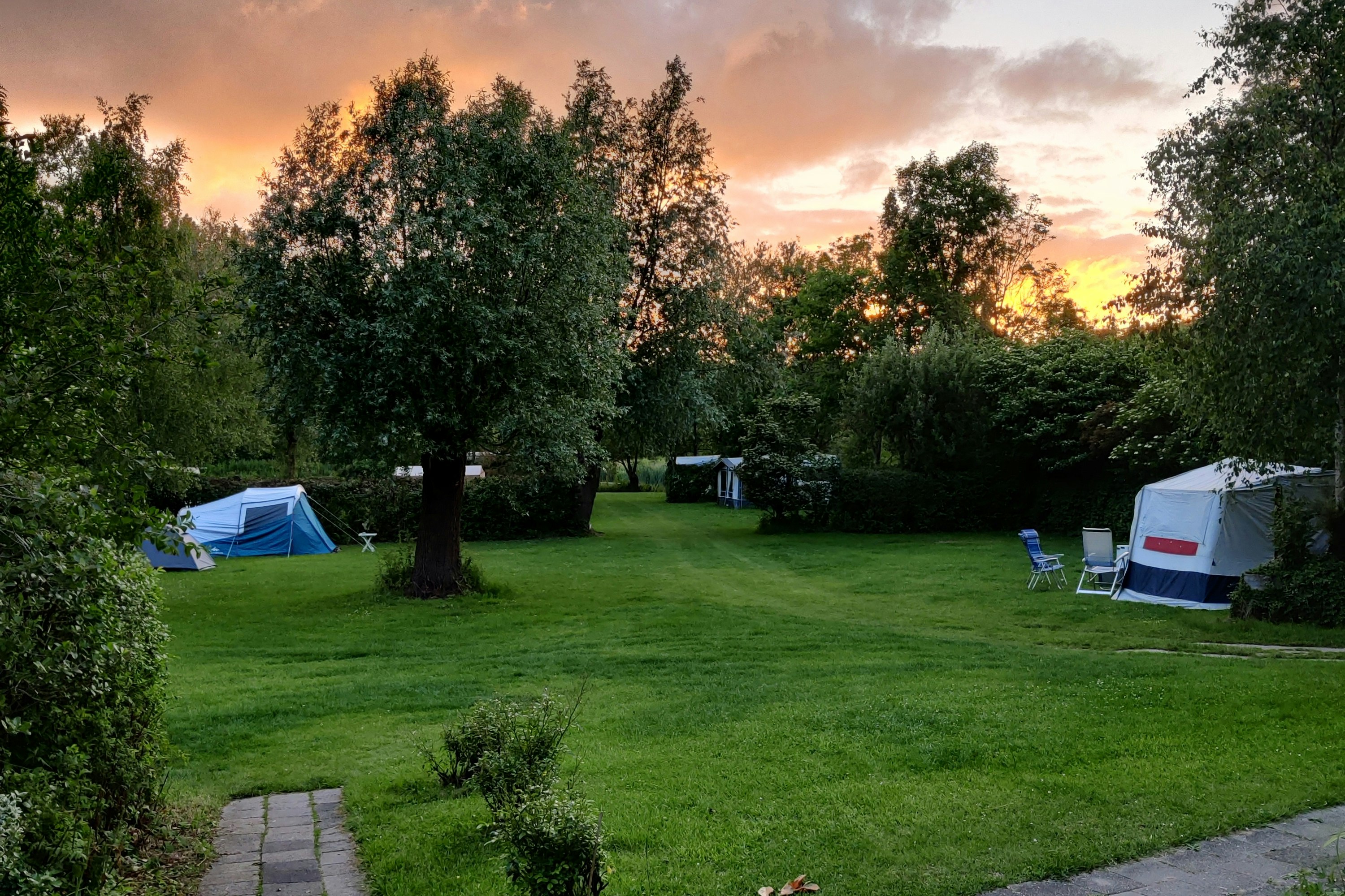 Camping Taniaburg - Sonnenuntergang über den Stellplätzen