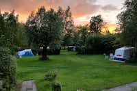Camping Taniaburg - Sonnenuntergang über den Stellplätzen