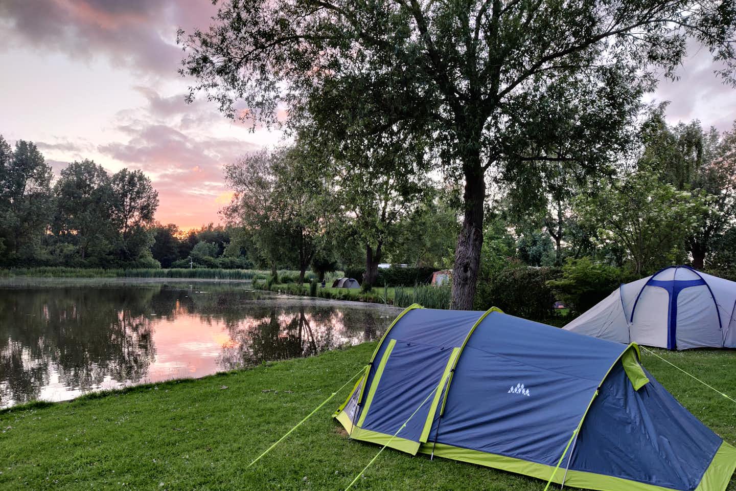 Camping Taniaburg - Zeltwiese am Ufer des Sees