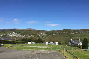 Camping Tanyfron - Wohnwagenstellplätze auf dem Campingplatz mit Blick auf die Berge