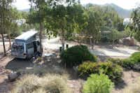 Camping Tau  -  Wohnwagen- und Zeltstellplatz vom Campingplatz zwischen Bäumen