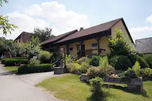 Camping Tauber-Romantik - Blick auf das Sanitärgebäude vom Campingplatz von außen
