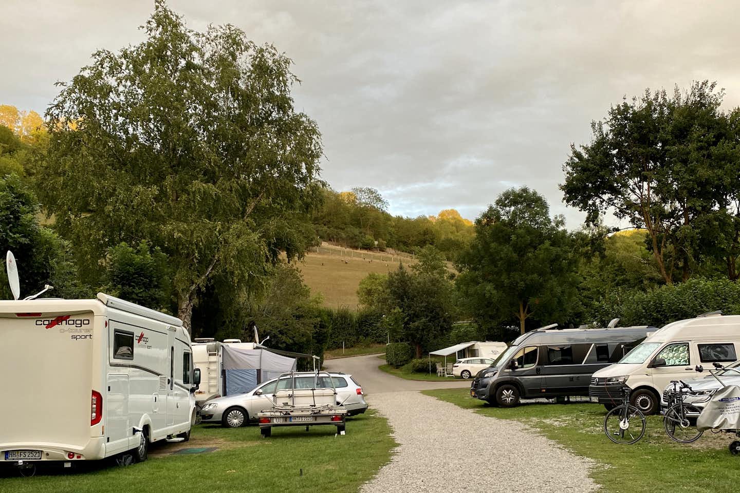 Camping Tauber-Romantik - Wohnwagenstellplatz mit Blick auf die Hügel auf dem Campingplatz