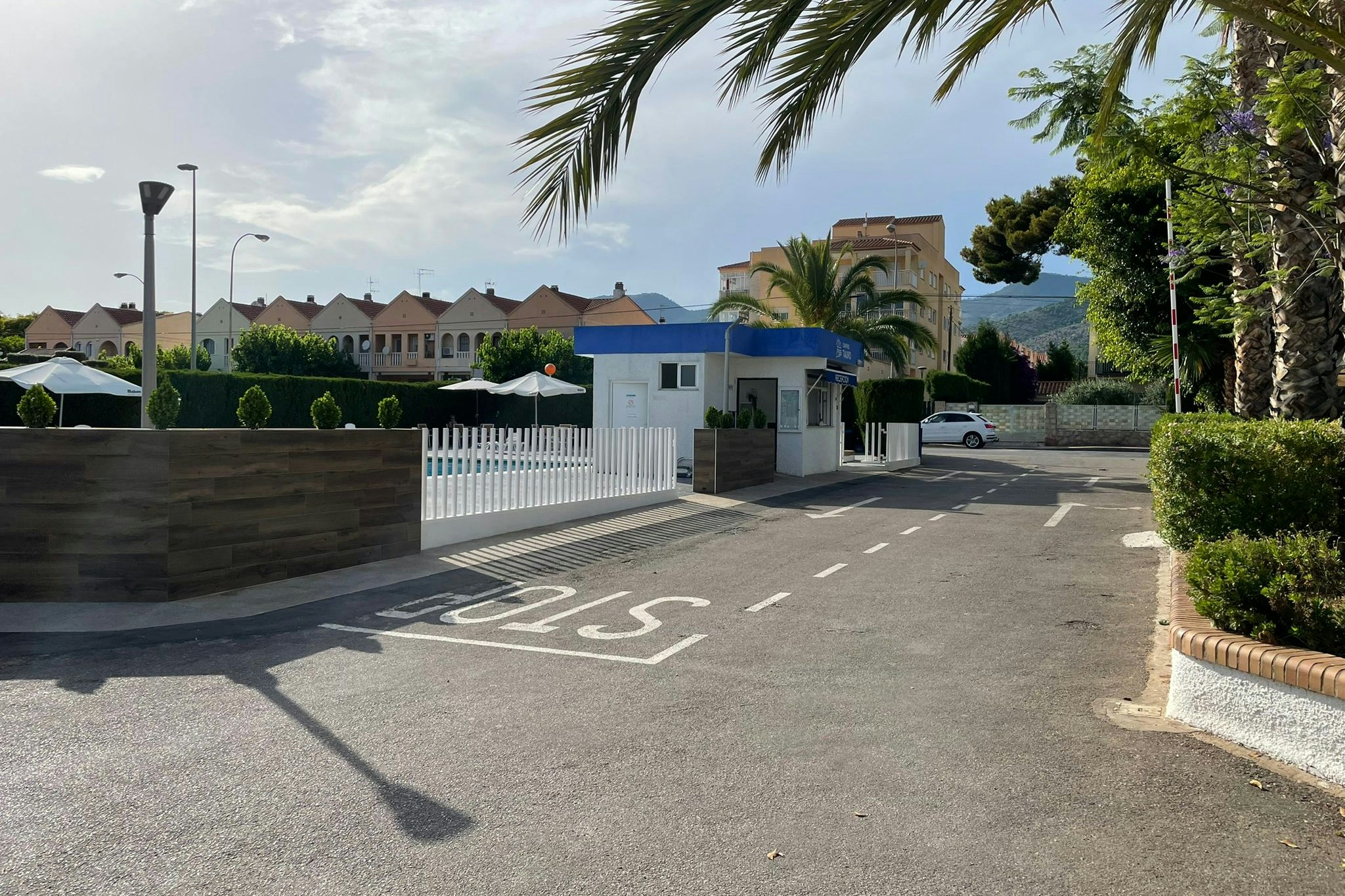 Camping Tauro - Blick auf die Rezeption am Pool des Campingplatzes