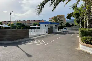Camping Tauro - Blick auf die Rezeption am Pool des Campingplatzes