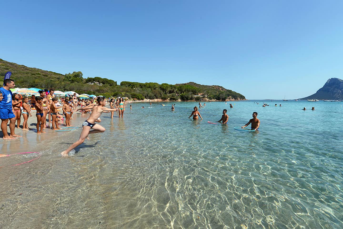 Camping Tavolara - Badegäste am Strand des Mittelmeeres in der Nähe des Campingplatzes