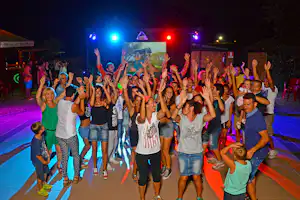 Camping Tavolara - Besucheranimation auf dem Campingplatz am Abend