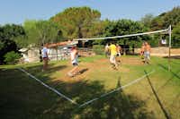 Camping Tavolara - Camper beim Volleyball spielen auf dem Campingplatz