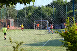 Camping Tavolara - Kinder beim Fussballspielen auf dem Sportplatz