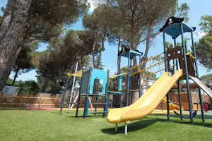 Camping Taxo les Pins - Spielplatz vom Campingplatz auf grüner Wiese