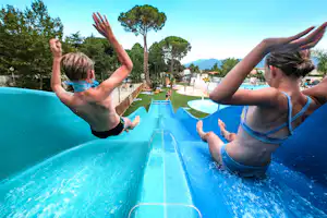 Camping Taxo les Pins - Kinder auf der Wasserrutsche vom Campingplatz