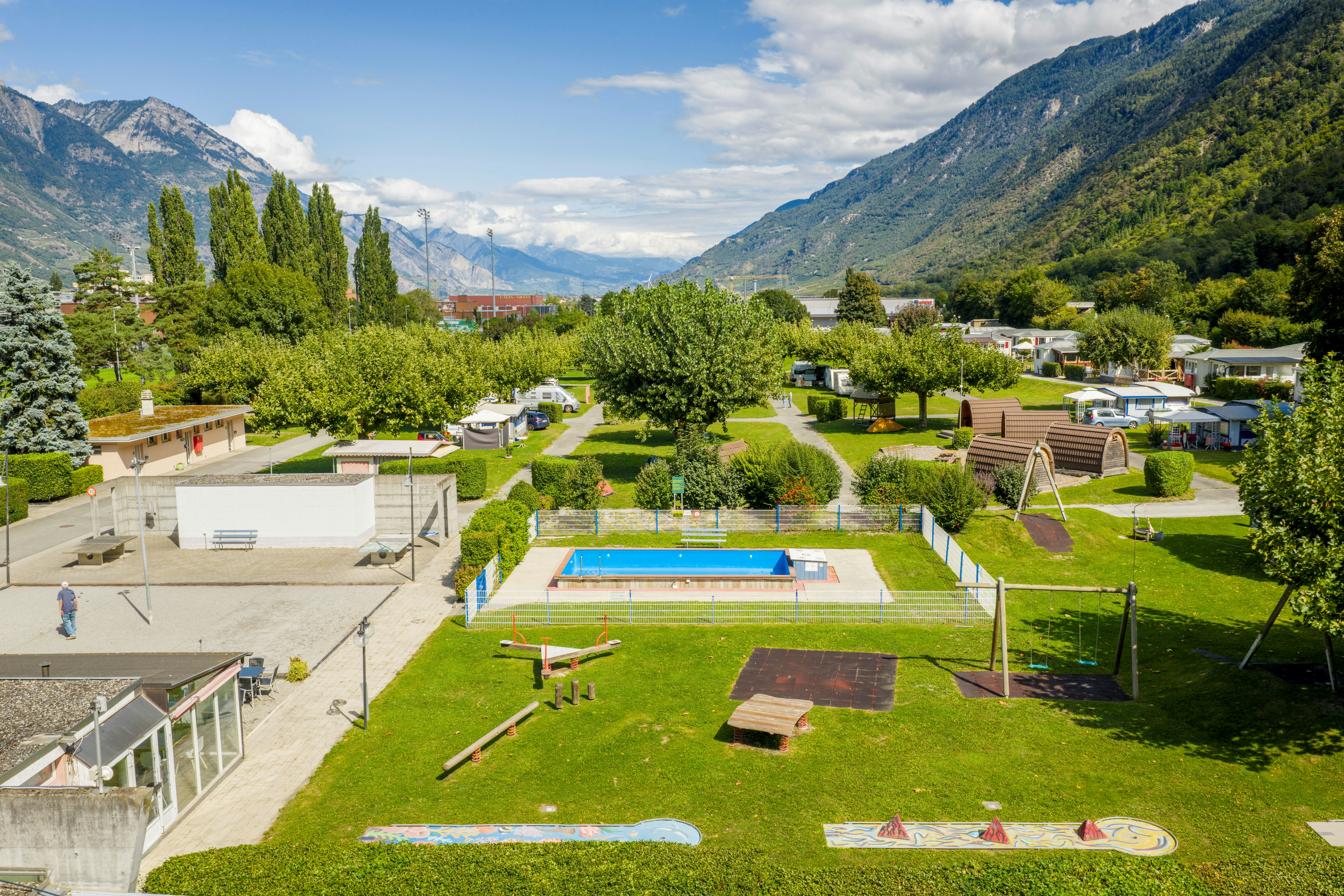 TCS Camping Martigny  - Luftaufnahme des Campingplatzes