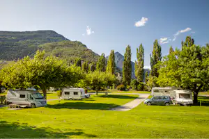TCS Camping Martigny - Standplätze im Grünen auf dem Campingplatz