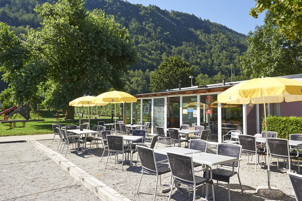 TCS Camping Martigny  Camping TCS Martigny - Terrasse im Freien auf dem Campingplatz