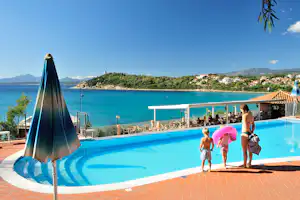 Camping Telis - Pool vom Campingplatz auf Sardinien mit Blick auf das Mittelmeer