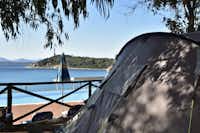Camping Telis  -  Zeltplatz vom Campingplatz mit Blick auf den Pool und auf das Mittelmeer