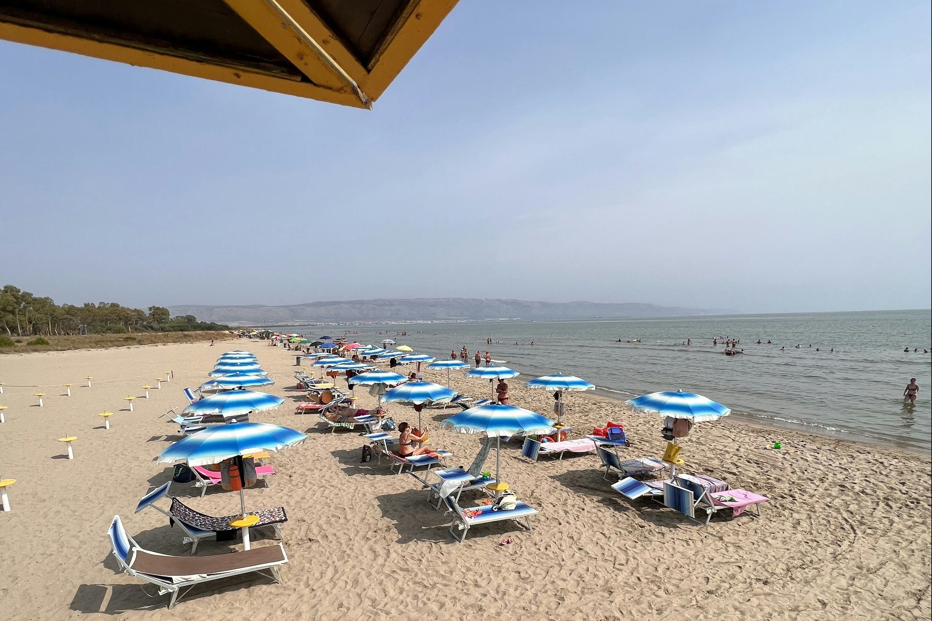 Camping Tellina Agriturismo SNC - Blick auf den Badestrand mit Liegestühlen und Sonnenschirmen