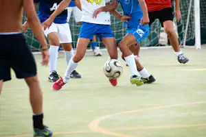 Camping Tenuta Primero - Camper spielen Fußball auf dem Sportplatz des Campingplatzes