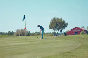 Camping Tenuta Primero - Camper spielt auf dem Gelände des Golfklubs auf dem Campingplatz