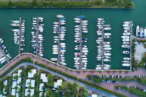 Camping Tenuta Primero - Campingplatz und nahegelegener Hafen aus der Vogelperspektive