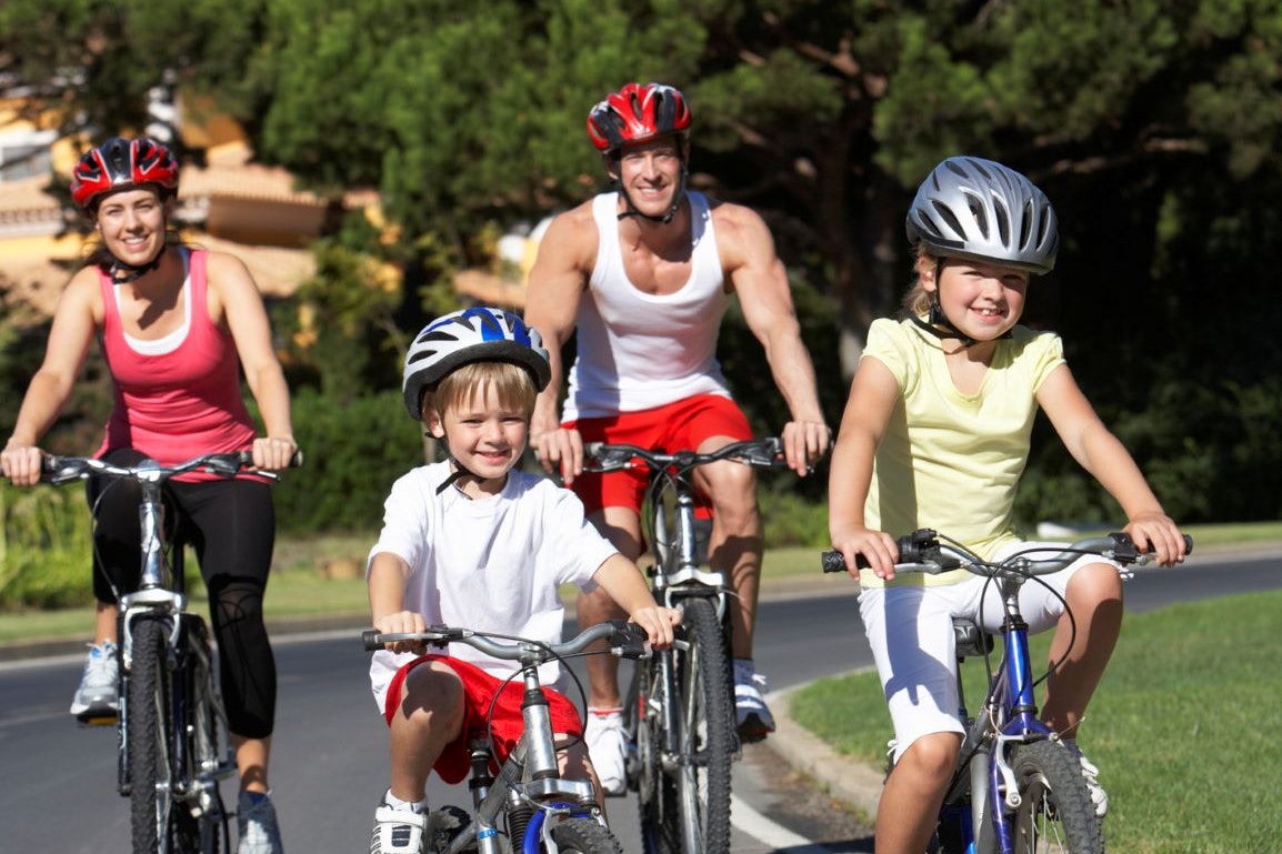 Camping Tenuta Primero - Familie beim Fahrradtour durch die Umgebung des Campingplatzes