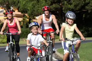 Camping Tenuta Primero - Familie beim Fahrradtour durch die Umgebung des Campingplatzes