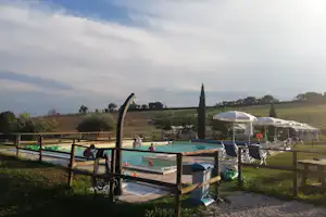 Camping Tenuta Tredici Ulivi - Der Swimmingpool mit Badegästen
