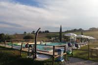 Camping Tenuta Tredici Ulivi - Der Swimmingpool mit Badegästen