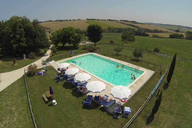 Camping Tenuta Tredici Ulivi - Luftaufnahme auf den Swimmingpool mit Liegestühlen und Sonnenschirmen am Rand