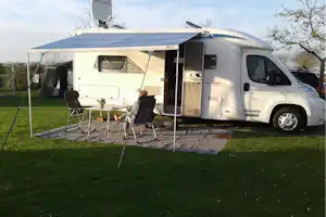Camping Ter Leede - Gäste beim Entspannen auf ihrem Wohnmobilstellplatz