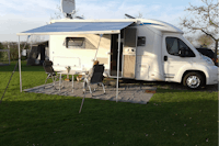Camping Ter Leede - Gäste beim Entspannen auf ihrem Wohnmobilstellplatz