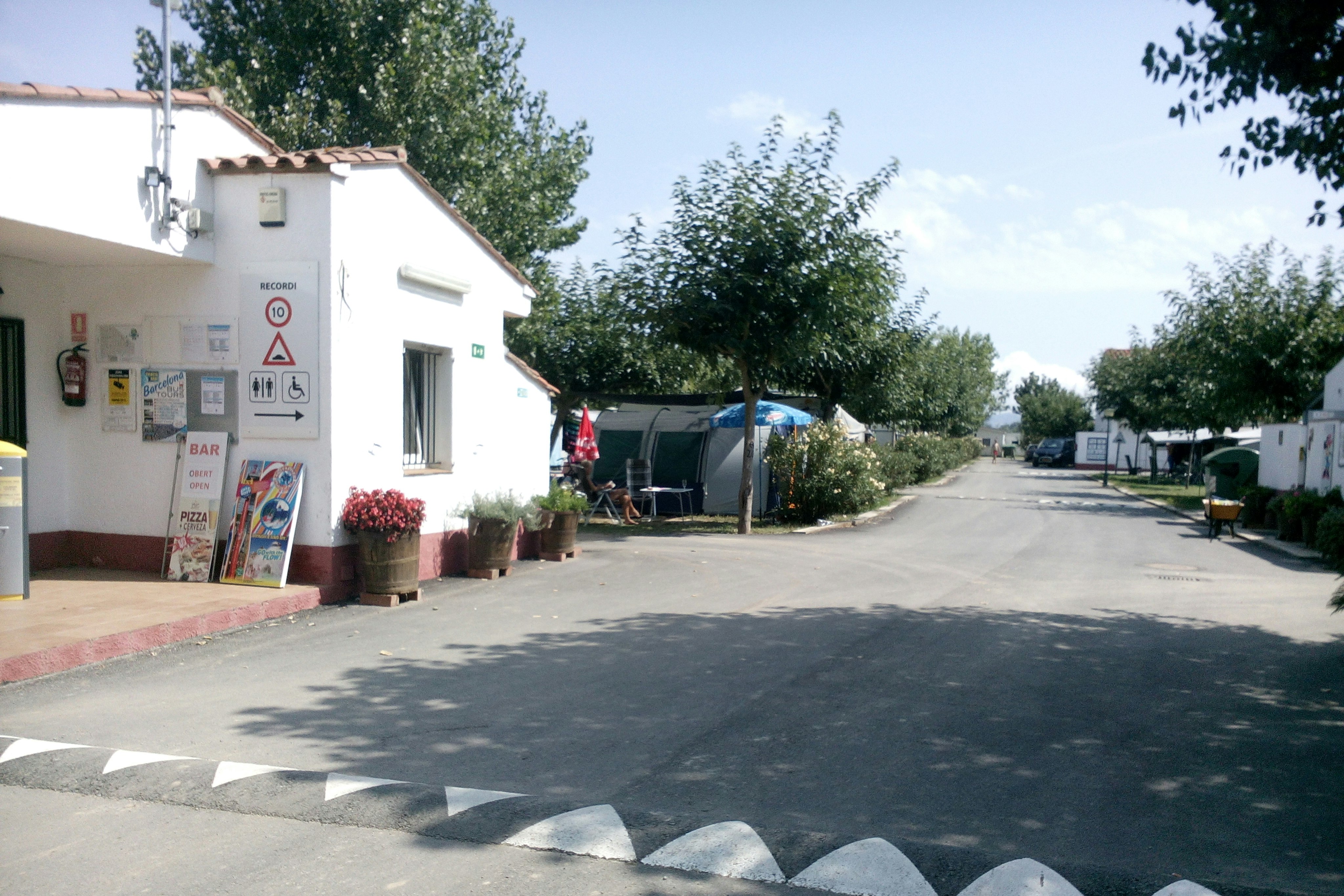 Camping Ter - Rezeption an einer Strasse auf dem Campingplatz