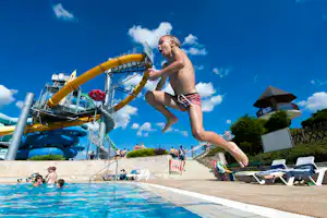 Camping Terme 3000 - Kind am Pool vom Campingplatz mit Wasserrutschen