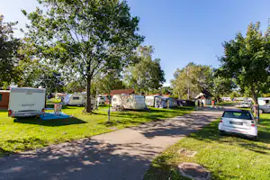Camping Terme 3000 - Wohnmobilstellplatz vom Campingplatz im Grünen zwischen Bäumen