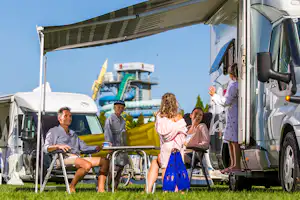 Camping Terme 3000 - Familie am Wohnwagen auf dem Wohnwagen- und Zeltstellplatz vom Campingplatz